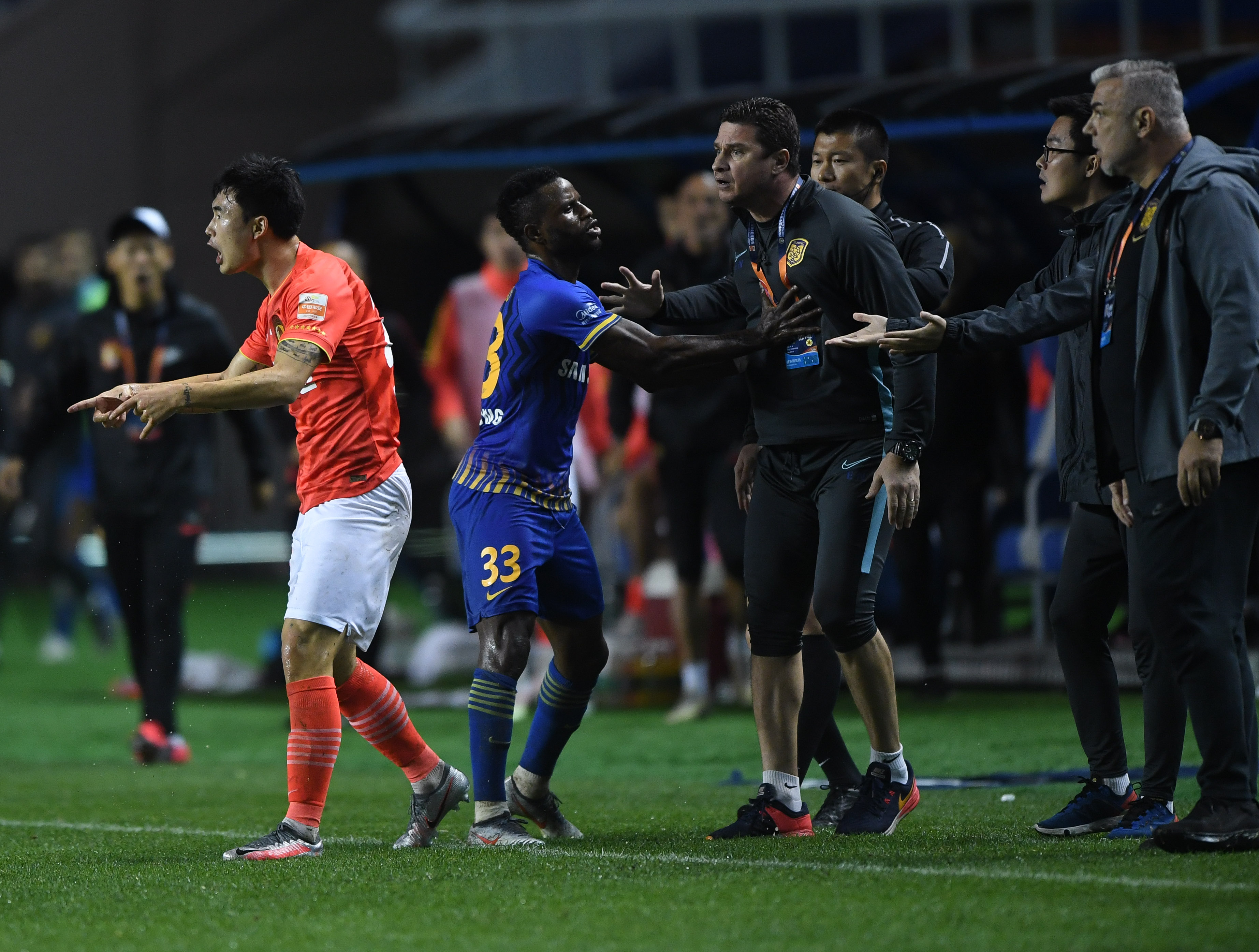 星空体育登录入口-恒大客场力克苏宁，中超豪门定鼎