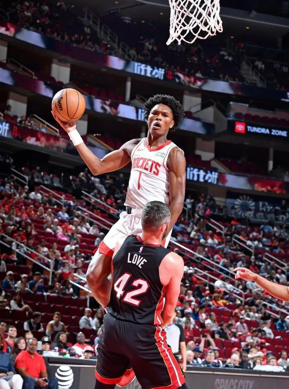 火箭主帅因战术问题遭质疑,球队成绩下滑 火箭主帅因战术问题遭质疑,球队成绩下滑