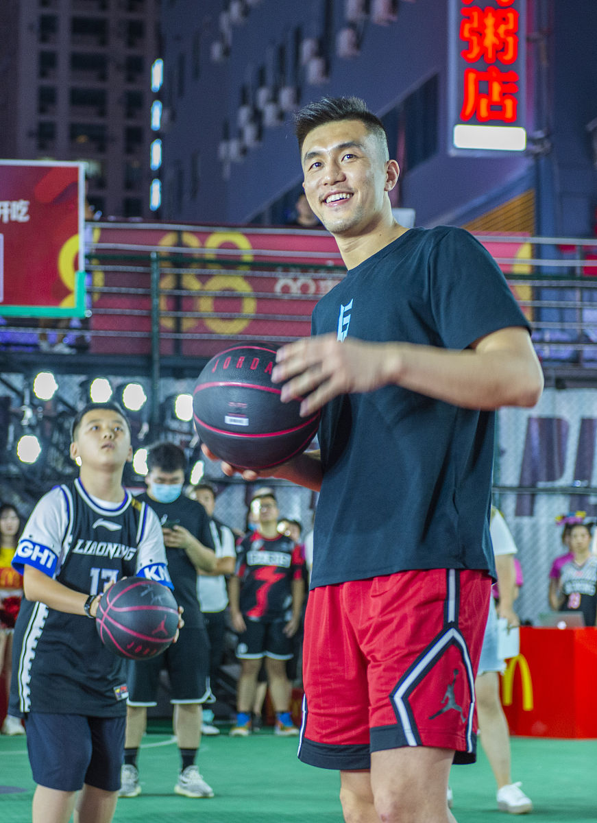 包含球场之外:职业篮球赛场上球员的生活故事的词条 包含球场之外:职业篮球赛场上球员的生活故事的词条