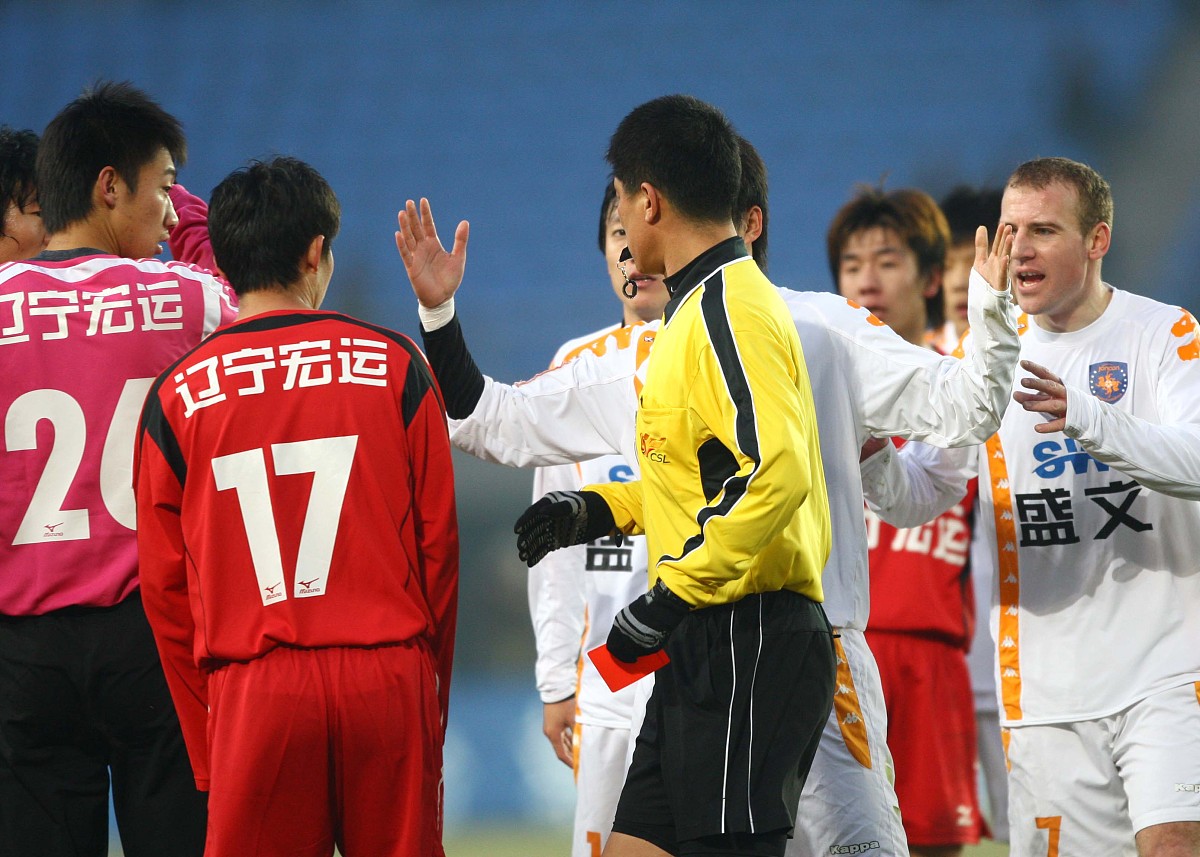 激烈足球比赛即将打响,球员们全力以赴备战 激烈足球比赛即将打响,球员们全力以赴备战