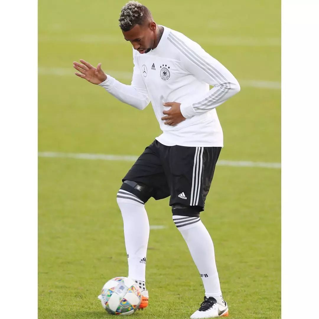 星空体育教练-现役足球名宿再度出征，场上大秀技艺