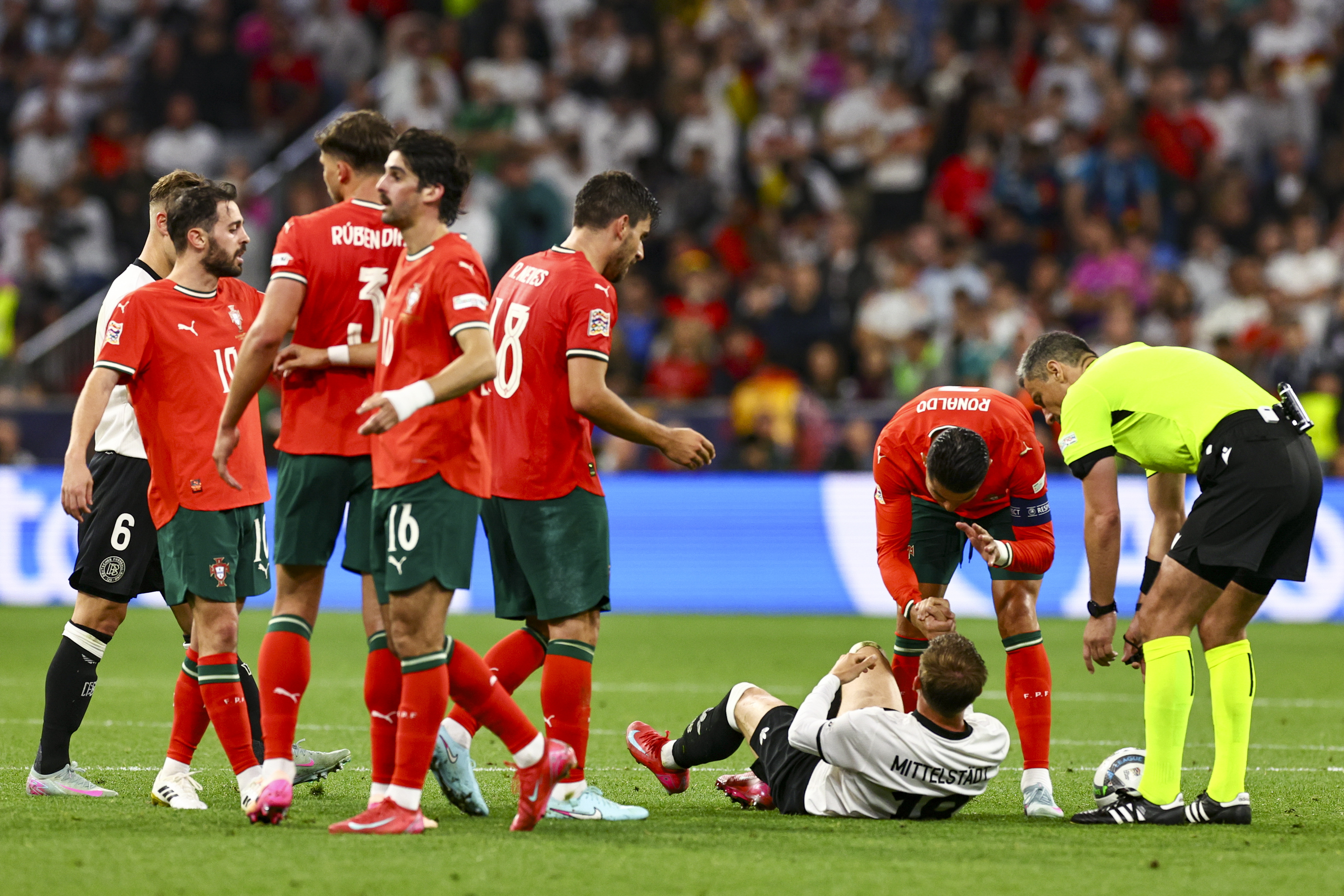 星空体育电竞-欧国联比赛今晚开战，球迷聚集观战热血沸腾的简单介绍